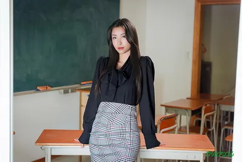 ハイパー美脚で問題児のドMチンポを更生させるタイトスカート痴女教師 百多えみり